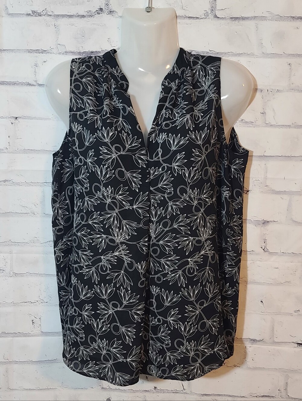 LOFT Outlet Black/White Floral V-Neck Sleeveless Blouse, Small